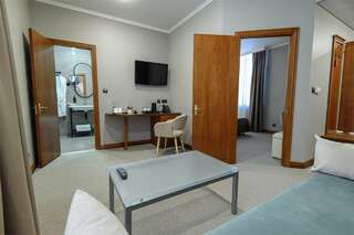 Гостиница Медвежий угол Сургут Улучшенный люкс с кроватью размера «king-size»-11