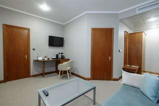 Гостиница Медвежий угол Сургут Улучшенный люкс с кроватью размера «king-size»-12