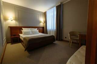 Гостиница Медвежий угол Сургут Улучшенный люкс с кроватью размера «king-size»-1