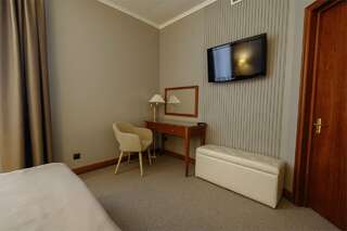 Гостиница Медвежий угол Сургут Улучшенный люкс с кроватью размера «king-size»-4